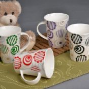 Tasse en céramique avec cuillère en porcelaine nouvelle images