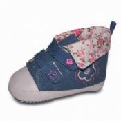 Chaussures bébés avec dessus toile et semelle en caoutchouc images