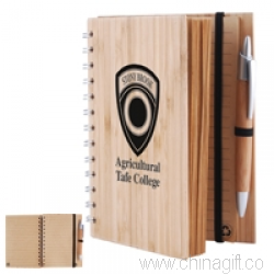 Cuaderno de la cubierta de bambú con la pluma