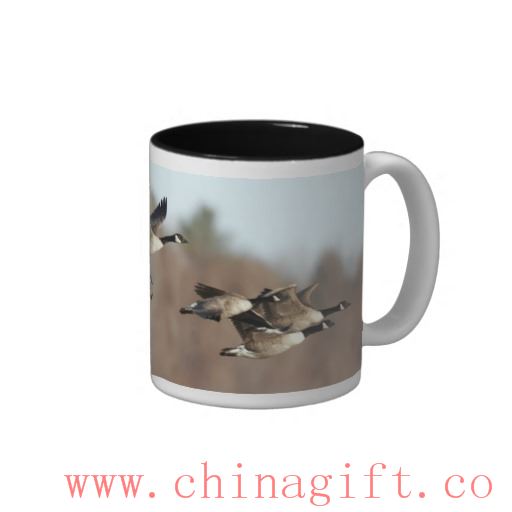Otoño gansos de Canadá en vuelo taza de café de dos tonos