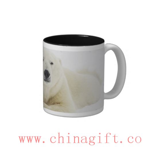 Oso polar acostado en taza de dos tonos de nieve