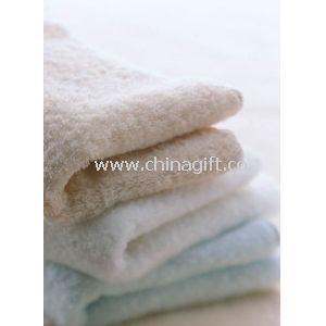 Anneau blanc filés hôtel offre serviettes