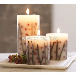 Säule Kerze mit natürlich pflanzen dekoriert
