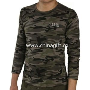 T-shirt escura de camuflagem militar