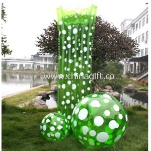Colchão de ar inflável transparents verde e bola para a atividade de praia