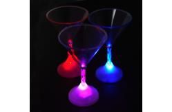 Dyskoteki i strony miga szklanki Martini images