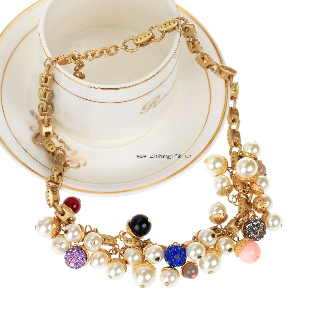 Collar elegante de grano color de la perla