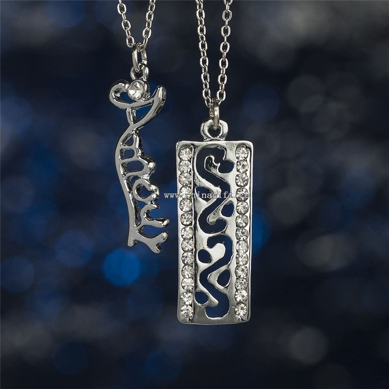 Fashionable antique necklaces