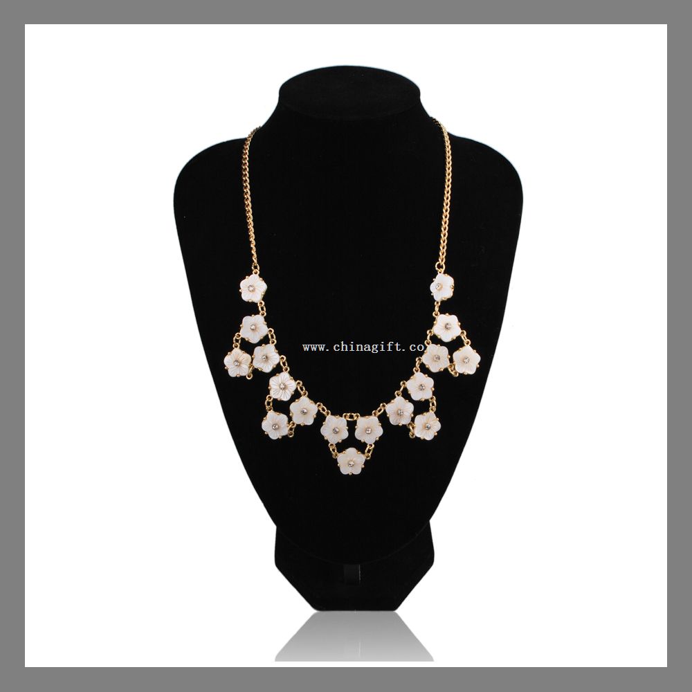 Flower shape pearl necklace