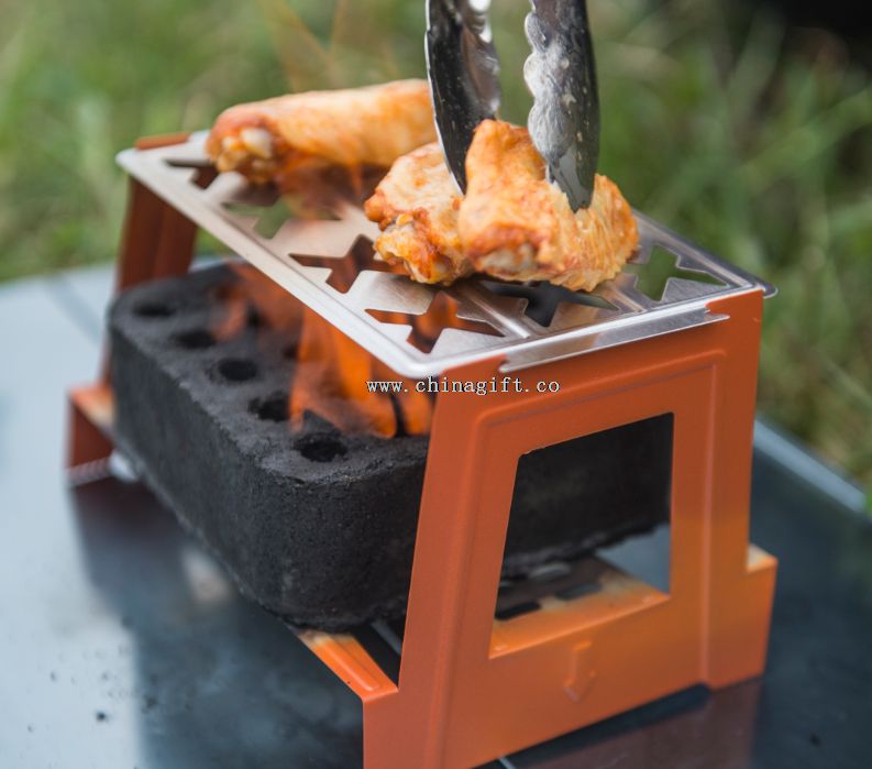 کمپینگ زغال چوب کوچک و قابل حمل BBQ جلو پنجره