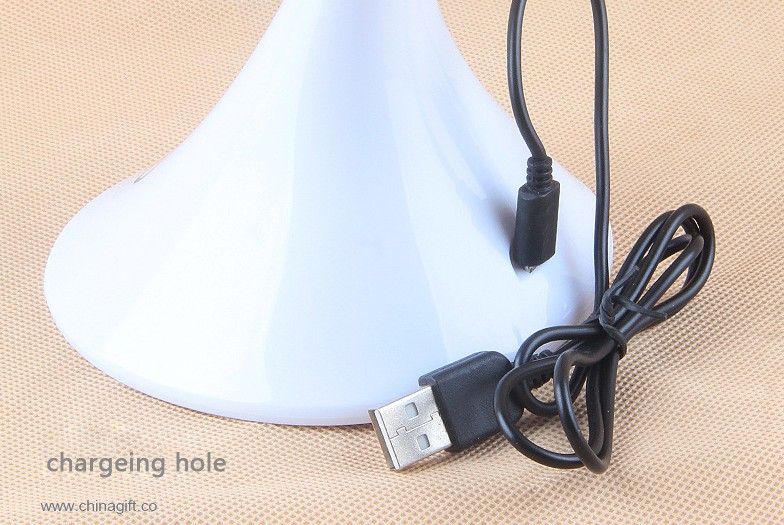 USB nabíječka dotýká typu Light